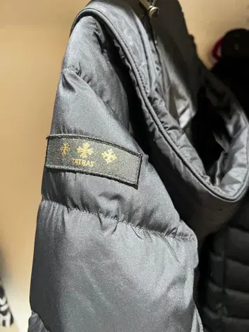 TATRAS 블랙 후드 부착 다운 자켓 사이즈 02 네이비 컬러입니다