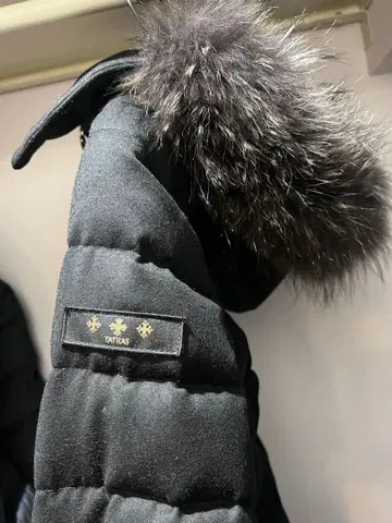 TATRAS 블랙 다운 자켓 후드 퍼 포함