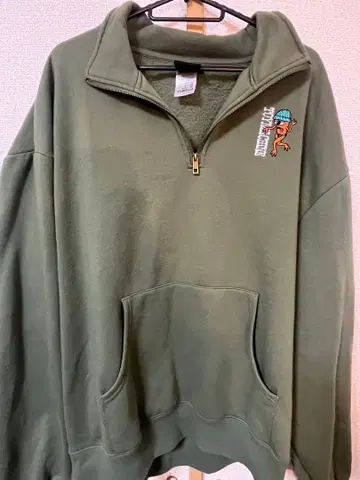 COY MACHINE 올리브 그린 하프 지퍼 후드티