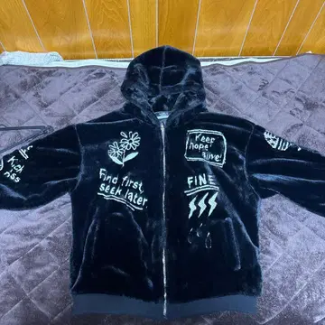 플리스 자켓 블랙 후드 부착 자수 포함