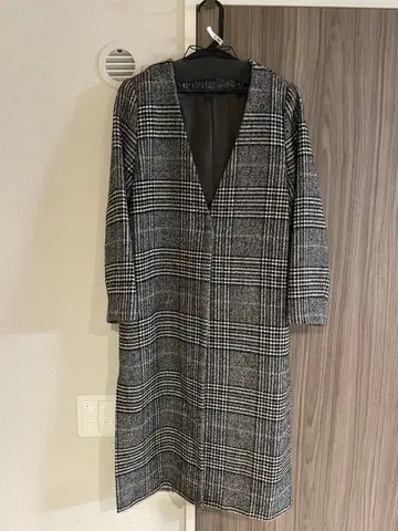 수영장 스튜디오 아리비에 그레이 계열 체크 V넥 체스터 코트