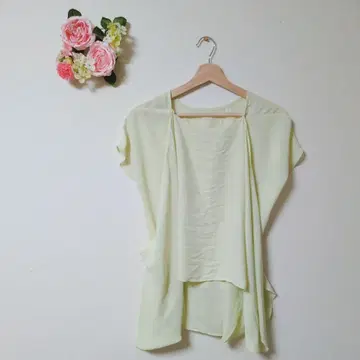 고품질 오프온 스타일리시 연한 옐로우 컬러 반팔 상의 [ 38/M ]