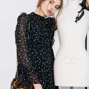 AMERI POWER SHOULDER FRILL DRESS 허리끈 없음