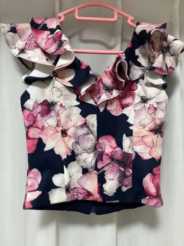 꽃무늬 프릴 상의와 랩스커트 세트