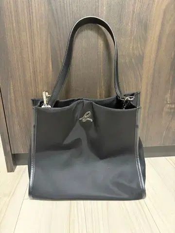 [ 에네스베 ] 나일론 소재 블랙 핸드백