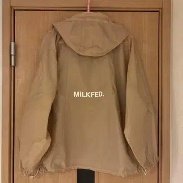 M I L K F E D. 윈드 브레이커 베이지