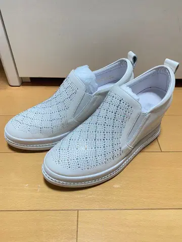 DIANA 화이트 비쥬 슬립온 스니커즈