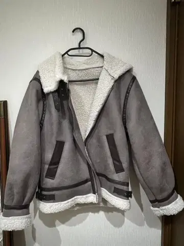 그레이 후드 부착 무스탕 코트