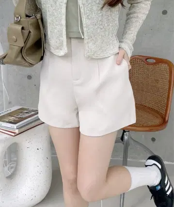 턱 하이웨스트 포켓 부착 베이직 숏팬츠/Ada.