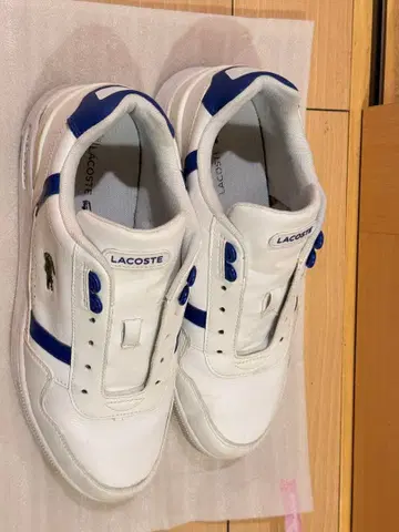 끈 없는 LACOSTE 화이트 스니커즈