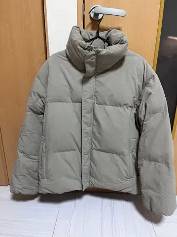 베이지 다운 자켓 후드 없음