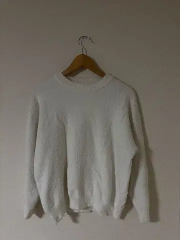 화이트 크루넥 스웨터 긴팔