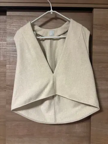 avec deuxclefs 베이지 베스트 플레어 스커트 셋업