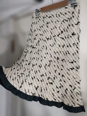 아이보리와 블랙 플레어 스커트