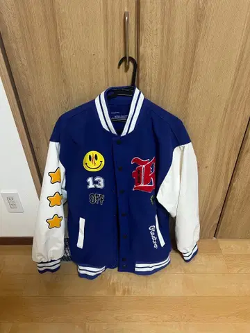 바시티 자켓 블루 화이트 자수 디자인