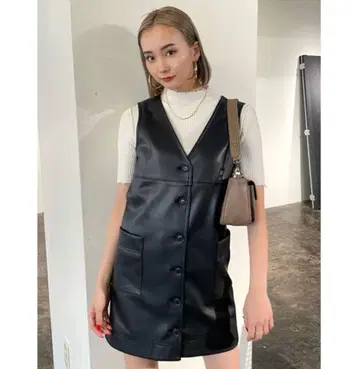 블랙 합성 피혁 슬리브리스 미니 원피스