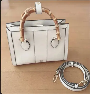 스나이델 화이트 뱀부 핸들 토트백