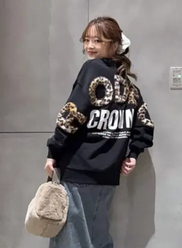 로데오 크라운 애니멀 인조 모피 아플리케 맨투맨 상의