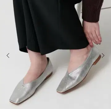 BEAUTY&YOUTH 애로우즈 V컷 스티치 플랫슈즈