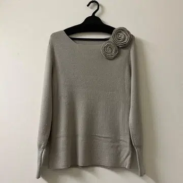 꽃 장식이 있는 그레이 긴팔 니트