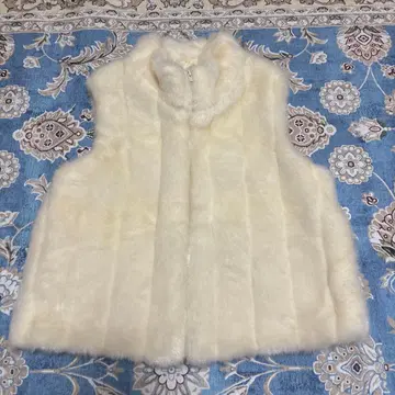 화이트 퍼 베스트