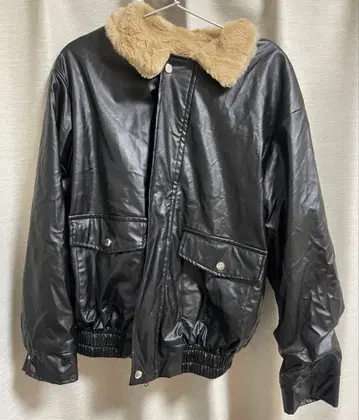 퍼 달린 블랙 가죽 자켓