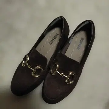 SUTING MOUSE 다크 브라운 스웨이드 펌프스