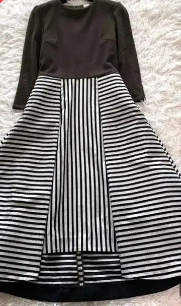 보더스 앳 발코니 절개 턱 플레어 원피스 카키