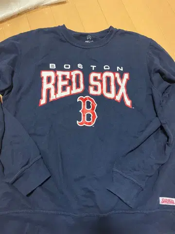 스트릿 스타일이나 빈티지 코디에도 맞추기 쉬운 디자인입니다!