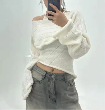 화이트 오프숄더 니트