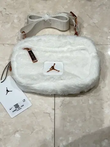 조던 화이트 퍼 숄더백