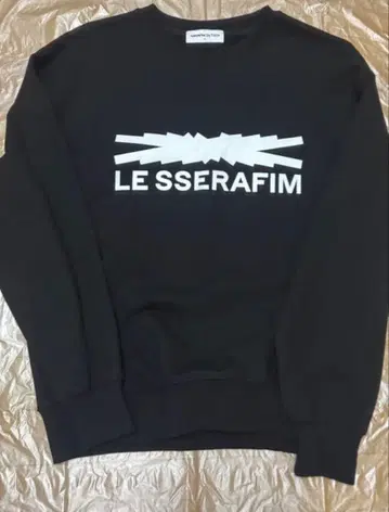 LE SSERAFIM 블랙 맨투맨