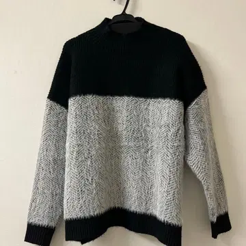 블랙과 그레이의 하이넥 스웨터