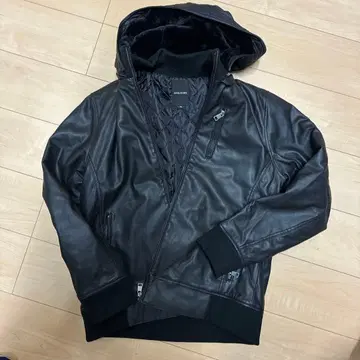 후드 부착 블랙 가죽 자켓