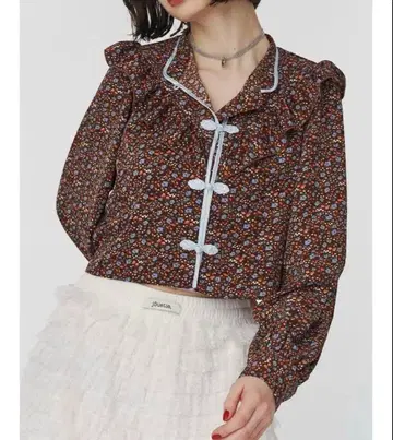 새상품급 jouetie 숄더 프릴 숏 차이나 셔츠 꽃무늬