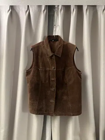 브라운 스웨이드 슬리브리스 베스트