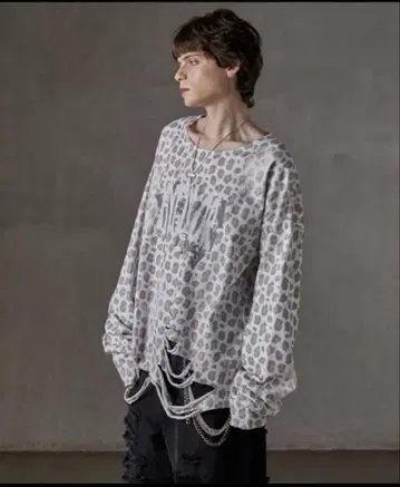 GRANCY 올 패턴 큐빅 그래픽 롱T