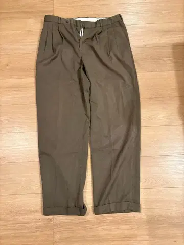 쓰리 턱 카키색 플리츠 슬랙스