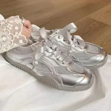 실버 스니커즈 한국 리본 펄