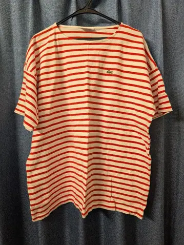 Lacoste 빨간색과 화이트 스트라이프 T셔츠