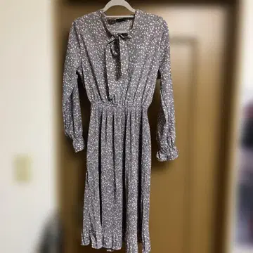 [리본을 묶을 수 없기 때문에] 꽃무늬 플리츠 원피스 그레이