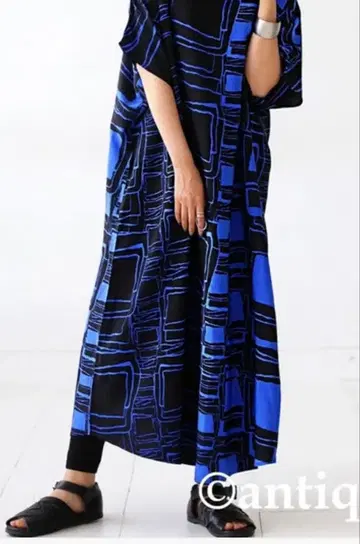 antiqua 파랑과 블랙의 기하학 패턴 롱 원피스