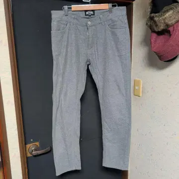 BEAMS 슬림핏 그레이 팬츠