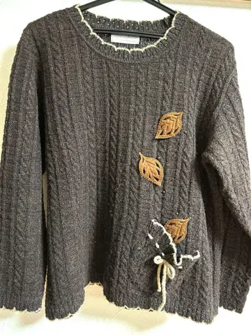 여성용 나뭇잎 자수가 들어간 다크 브라운 니트