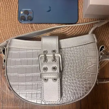 실버 계열 악어 무늬 숄더백