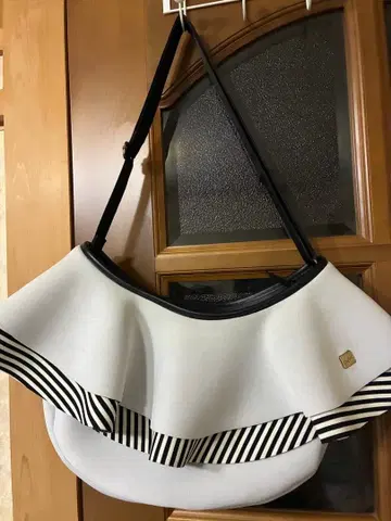 완판템 새상품급 rapture 프릴 숄더백