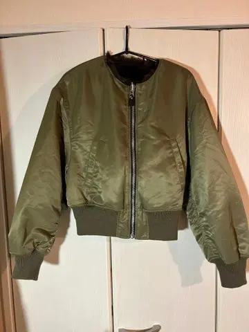 투모로우랜드 맥피 보아 리버서블 블루종 MA-1 카키