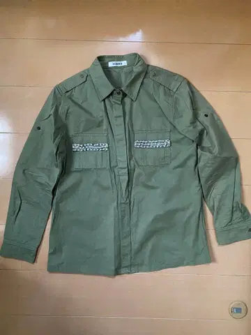 카키 밀리터리 자켓 포켓 부착