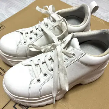 스즈키 아미 화이트 스니커즈 통굽 M