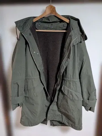 올리브 그린 후드 부착 모즈 코트